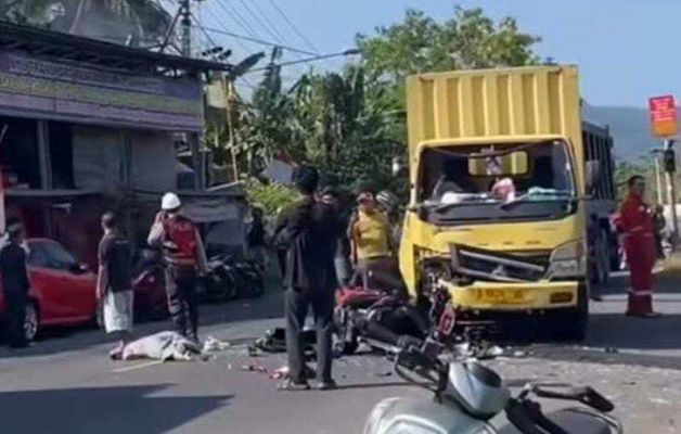 Tabrakan _Admin2 Hendak Menyalip, Supadmi Tewas Tabrak Truk Box di Antiga