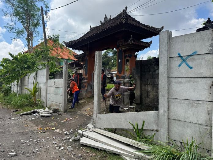 Pembongkaran tembok pemisah yang dilakukan oleh pihak GWK, Rabu (1/10).