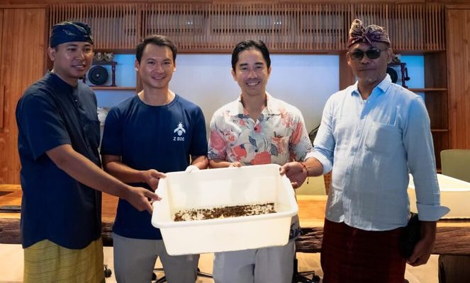 (dari kiri ke kanan): I Gede Wayan Adinata (GM Nakula), Fredric Tanuwijoyo (Co-founder & CEO Z Bio), Christian Sunjoto (CEO Nakula), dan I Wayan Wirata (Sekretaris Desa Tibubiu).