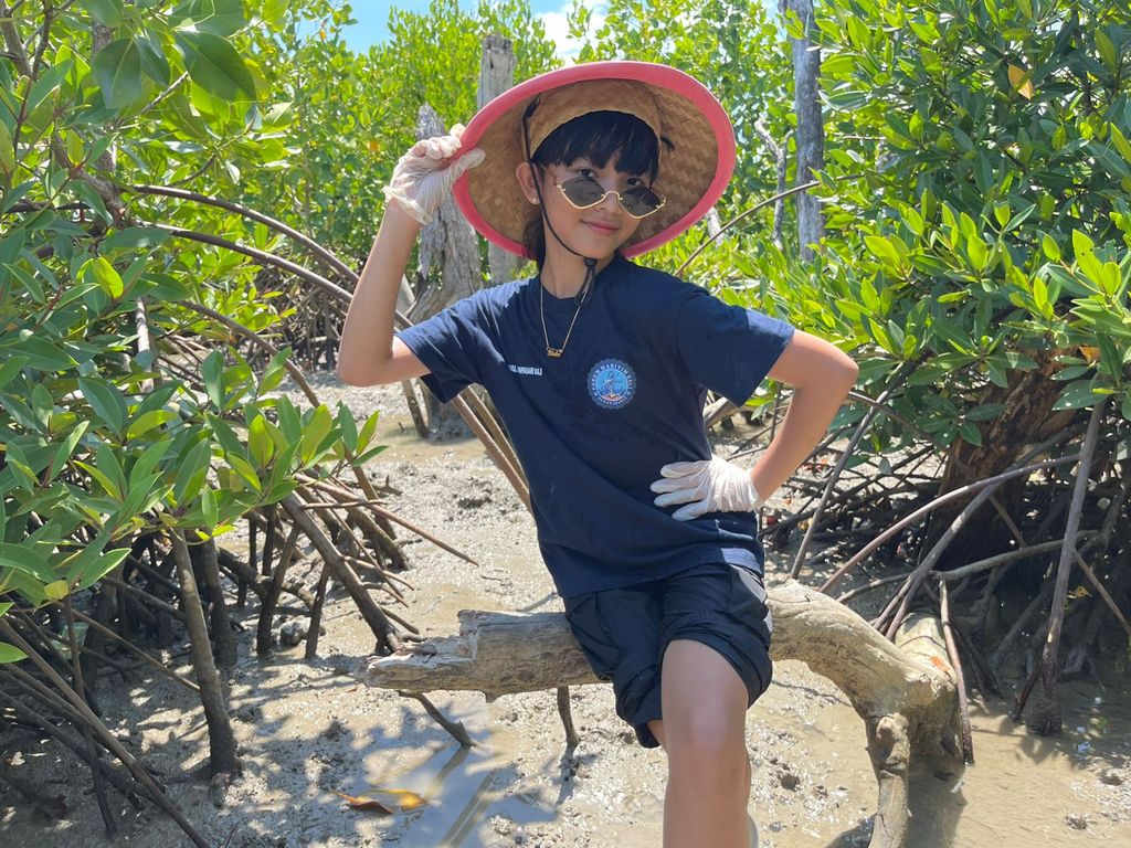 Komang Adistanaya Saraswati Kalyani Adil Putri, yang akrab disapa Divha yang juga merupakan Ikon Forum Maritim Bali dan Duta Kids Maritim Bali
