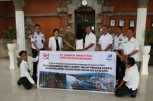 Bupati Sutjidra Apresiasi Bantuan Lampu Panel Surya dari PT. GEB Bantuan Lampu Panel Surya
