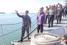 Wali Kota Jaya Negara Kunjungi Kapal Perang KRI Yos Sudarso di Pelabuhan Benoa Wali Kota Jaya Negara Kunjungi Kapal Perang KRI Yos Sudarso di Pelabuhan Benoa