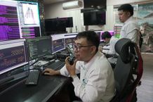 Inilah Kiprah Arya, Petugas Dispatcher PLN yang Menjaga Terang Bali di Hari Raya Galungan Petugas dispatcher I Putu Arya Pratama (kiri) sedang melakukan koordinasi pemantauan sistem kelistrikan di ruang operator DCC