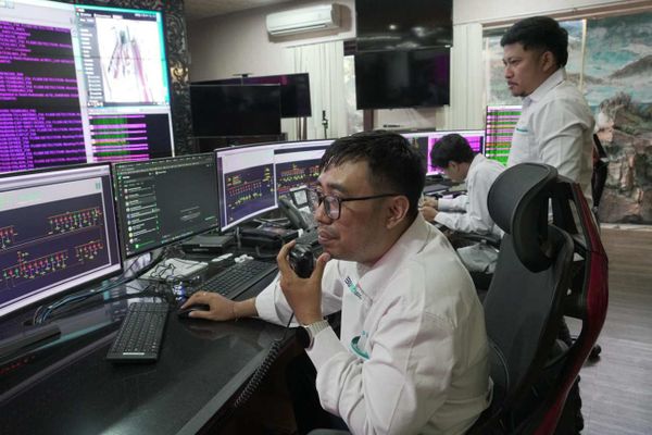 Petugas dispatcher I Putu Arya Pratama (kiri) sedang melakukan koordinasi pemantauan sistem kelistrikan di ruang operator DCC