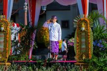 Apel Peringatan HUT Ke-16 Ibu Kota Mangupura, Usung Tema “Rumaketing Taksuning Bhuwana” Bupati Badung, I Wayan Adi Arnawa selaku Inspektur Upacara saat Apel Peringatan HUT ke-16 Ibu Kota Badung ‘Mangupura’ di Lapangan Mangupraja Mandala, Puspem Badung, Minggu (16/11/2025). Sumber Foto : Istimewa