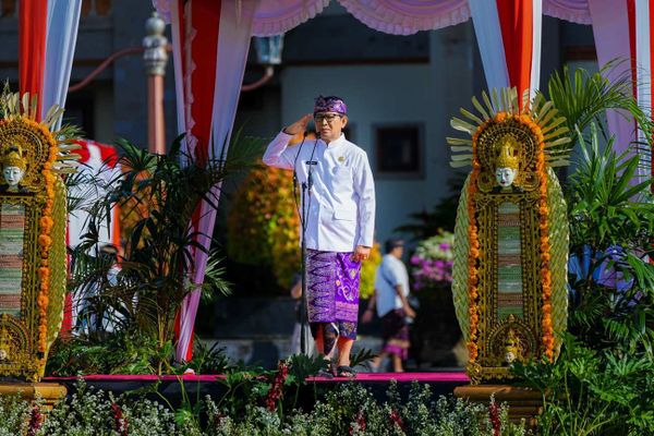 BaliPortalNews_ Apel HUT Mangupura (1) Bupati Badung, I Wayan Adi Arnawa selaku Inspektur Upacara saat Apel Peringatan HUT ke-16 Ibu Kota Badung ‘Mangupura’ di Lapangan Mangupraja Mandala, Puspem Badung, Minggu (16/11/2025). Sumber Foto : Istimewa