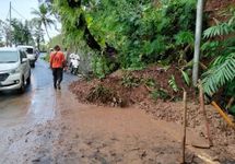 Longsor Tutup Separuh Jalan di Desa Gitgit, Akses Cepat Ditangani Tim BPBD Longsor Tutup Separuh Jalan di Desa Gitgit, Akses Cepat Ditangani Tim BPBD