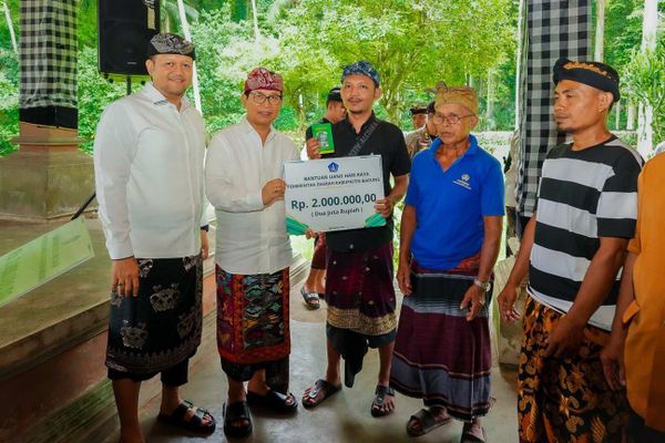 Bupati Wayan Adi Arnawa bersama Wabup Bagus Alit Sucipta saat menyerahkan secara simbolis bantuan sosial kepada masyarakat di Lapangan Monumen Pahlawan I Gusti Ngurah Rai, Desa Carangsari, Kecamatan Petang dan di Wantilan Obyek Wisata Sangeh, Kecamatan Abiansemal, Senin (10/11/2025). Sumber Foto : Istimewa