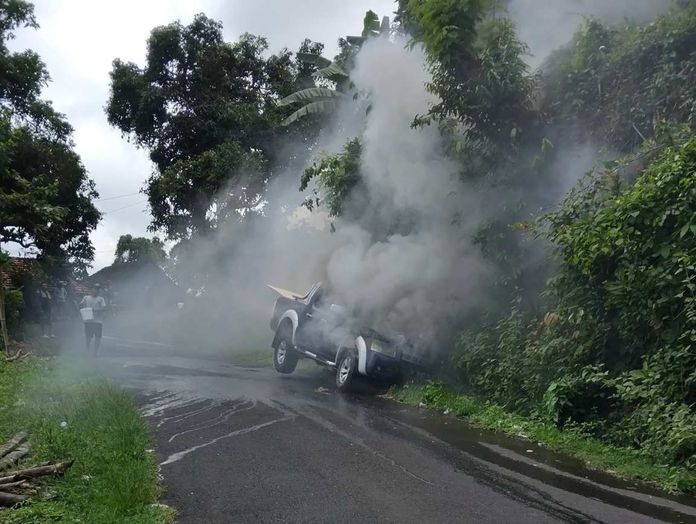 BaliPortalNews_ Ford Keluar Asap Dari Kap Depan, Mobil Ford Ranger Terbakar di Desa Banjar