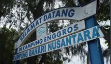 Astra dan Masyarakat Enggros Wujudkan Pemulihan Pesisir dan Pemberdayaan Kampung Adat Papua Kampung Berseri Astra Enggros, kampung adat pesisir Teluk Youtefa, kini menunjukkan perubahan positif setelah bertahun-tahun menerima sampah dari empat sungai besar. Sejak 2017, pendampingan Astra melalui empat pilar kontribusi sosial membantu masyarakat memperkuat ekosistem pesisir, layanan pendidikan, kesehatan keluarga, serta peluang usaha lokal.