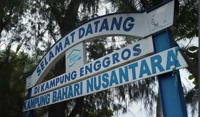 Kampung Berseri Astra Enggros, kampung adat pesisir Teluk Youtefa, kini menunjukkan perubahan positif setelah bertahun-tahun menerima sampah dari empat sungai besar. Sejak 2017, pendampingan Astra melalui empat pilar kontribusi sosial membantu masyarakat memperkuat ekosistem pesisir, layanan pendidikan, kesehatan keluarga, serta peluang usaha lokal.