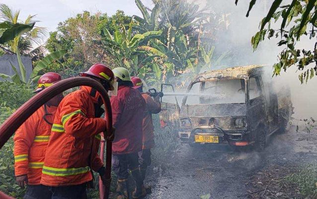 Angkot Terbakar di Pinggir Jalan Karangasem, HP dan Uang Tunai Ikut Hangus