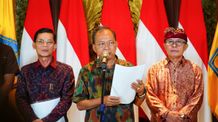 Gubernur Koster Perintahkan Bongkar Total Lift Kaca di Pantai Kelingking, Lima Pelanggaran Berat Terbukti Gubernur Koster Perintahkan Bongkar Total Lift Kaca di Pantai Kelingking, Lima Pelanggaran Berat Terbukti