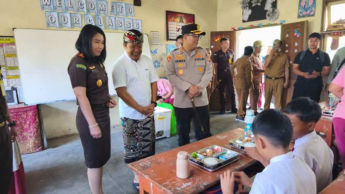 Bupati Bangli Tinjau Langsung Peluncuran Program Makanan Bergizi Gratis di SDN 4 Tiga