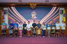 Bupati Serahkan Mangupura Award, Badung Festival Inovasi, dan Adi Karya Nugraha Tahun 2025 Bupati Wayan Adi Arnawa menyerahkan hadiah Mangupura Award, Badung Festival Inovasi, dan Adi Karya Nugraha Tahun 2025 serta peluncuran Badung BRILIAN di Ruang Kertha Gosana, Puspem Badung, Kamis (27/11/2025). Sumber Foto : Istimewa