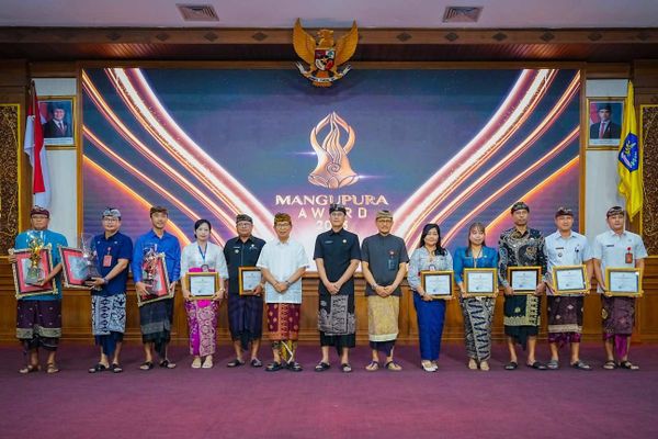 Bupati Wayan Adi Arnawa menyerahkan hadiah Mangupura Award, Badung Festival Inovasi, dan Adi Karya Nugraha Tahun 2025 serta peluncuran Badung BRILIAN di Ruang Kertha Gosana, Puspem Badung, Kamis (27/11/2025). Sumber Foto : Istimewa