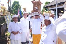 Wali Kota Jaya Negara Ikuti Prosesi Mepurwa Daksina Pralingga Ida Bhatara di Karya Pemlasapsan Alit Pura Pengubengan Besakih Wali Kota Jaya Negara Ikuti Prosesi Mepurwa Daksina Pralingga Ida Bhatara di Karya Pemlasapsan Alit Pura Pengubengan Besakih