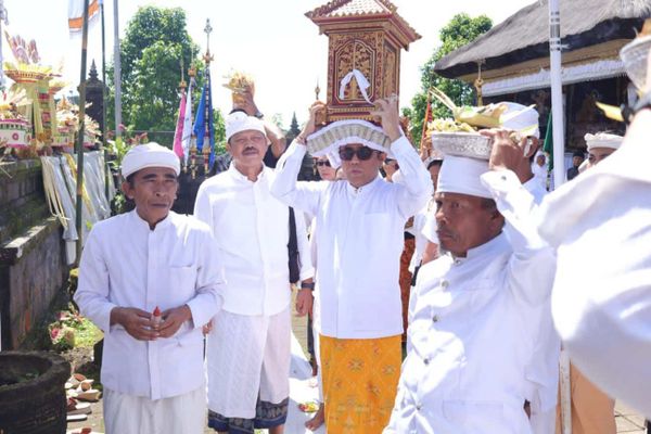 Wali Kota Jaya Negara Ikuti Prosesi Mepurwa Daksina Pralingga Ida Bhatara di Karya Pemlasapsan Alit Pura Pengubengan Besakih