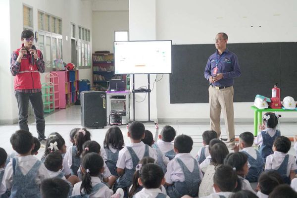 Team Leader K3L & Kemanan Ari Hidayanto (berdiri di depan paling kiri) sedang menyampaikan materi edukasi Profesi Petugas PLN dan Keselamatan Kelistrikan di TK Tunas Daud Denpasar. Sumber Foto : Istimewa