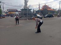 Truk Tangki Terobos Traffic light dan Tabrak Motor, Satu Orang Meninggal Dunia Polisi saat melaksanakan olah TKP lakalantas di Simpang Empat Pasar Seririt yang mengakibatkan satu orang meninggal dunia. Sumber Foto : Istimewa