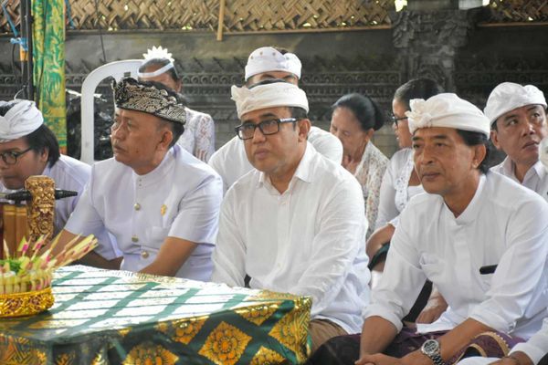 BaliPortalNews_ Odalan Wali Kota Denpasar, I Gusti Ngurah Jaya Negara saat menghadiri sekaligus mendem pedagingan pada Upacara Melaspas Rsi Gana dan Caru Panca Rupa Panca Kelud serangkaian Karya Ngenteg Linggih Memungkah Ngingkup Wraspati Kalpa Agung di Pura Taman Beji, Desa Adat Peninjoan bertepatan dengan Sukra Wage Wuku Kuningan, Jumat (28/11/2025). Sumber Foto : Istimewa
