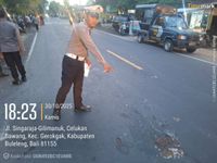 Motor Yang Diboncengi Ditabrak Moge, Nyawa Anggiri Tak Tertolong Polisi saat melaksanakan olah TKP Lakalantas di Jalan Singaraja - Gilimanuk tepatnya di Kilometer 31.400 Banjar Dinas Berongbong, Desa Celukan Bawang, Kecamatan Gerokgak, Buleleng. Sumber Foto : Istimewa
