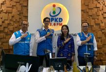 Gandeng Radio RPKD 92,6 FM, PLN UP2D Bali Sosialisasikan Peran Strategis Command Center untuk Kenyamanan Pelanggan Jelang Hari Raya Galungan dan Kuningan Manajer UP2D Bali Petrus Irwan Ichwansaputra (kanan) berkesampatan berfoto bersama dengan penyiar radio RPKD Ni Wayan Adiyani Wijayanti (kedua dari kanan) setelah siaran selesai