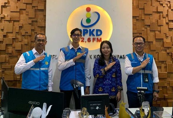 BaliPortalNews_ PLN RPKD Manajer UP2D Bali Petrus Irwan Ichwansaputra (kanan) berkesampatan berfoto bersama dengan penyiar radio RPKD Ni Wayan Adiyani Wijayanti (kedua dari kanan) setelah siaran selesai
