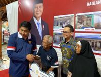 Menteri Perumahan dan Kawasan Pemukiman Tinjau Pembangunan Rumah Layak Huni untuk Binaan Astra di Banyumas Menteri Perumahan dan Kawasan Permukiman (PKP), Maruarar Sirait (kiri), didampingi Chief of Corporate Affairs Astra, Boy Kelana Soebroto (kedua kanan) dalam prosesi penyerahan kunci Rumah Layak Huni (RLH) secara simbolis di Desa Dawuhan, Kabupaten Banyumas, Jawa Tengah, pada Sabtu (8/11/2025). Sumber Foto : Istimewa