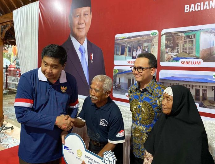 Menteri Perumahan dan Kawasan Permukiman (PKP), Maruarar Sirait (kiri), didampingi Chief of Corporate Affairs Astra, Boy Kelana Soebroto (kedua kanan) dalam prosesi penyerahan kunci Rumah Layak Huni (RLH) secara simbolis di Desa Dawuhan, Kabupaten Banyumas, Jawa Tengah, pada Sabtu (8/11/2025). Sumber Foto : Istimewa