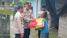 Polsek Marga Bagikan Sembako Hari Raya Kuningan Polsek Marga Bagikan Sembako Hari Raya Kuningan