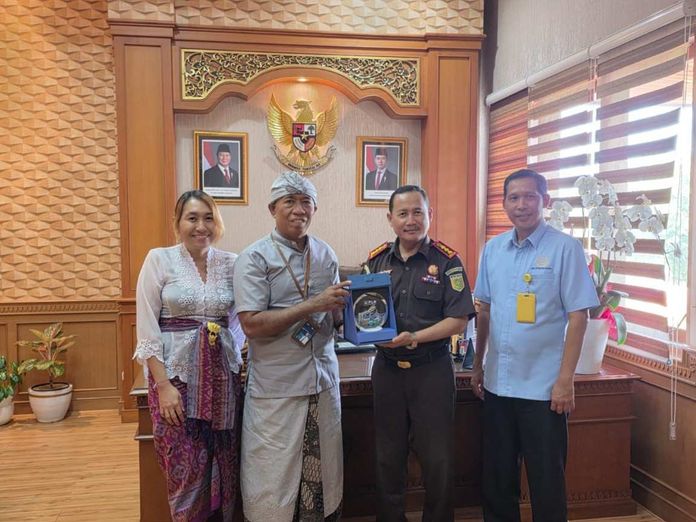 Manajer PLN UP3 Bali Selatan, Alexander J. Manuhuwa (dua dari kiri), menyerahkan cendera mata kepada Kepala Kejaksaan Negeri Denpasar, TRIMO, S.H., M.H. (dua dari kanan) sebagai simbol apresiasi atas sinergi dan kerja sama yang telah terjalin baik antara PLN dan Kejari Denpasar. Audiensi ini menjadi momentum memperkuat kolaborasi dalam pendampingan hukum dan tata kelola pelayanan publik yang transparan dan berintegritas. Sumber Foto : Istimewa