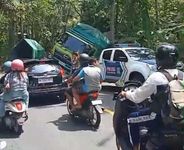 Truk Tronton Bermuatan 800 Sak Pakan Ternak Tergelincir, Jalur Amlapura–Klungkung Macet Panjang Truk Tronton Bermuatan 800 Sak Pakan Ternak Tergelincir, Jalur Amlapura–Klungkung Macet Panjang