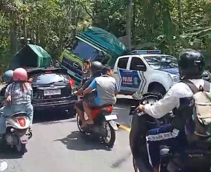 Truk Tronton Bermuatan 800 Sak Pakan Ternak Tergelincir, Jalur Amlapura–Klungkung Macet Panjang