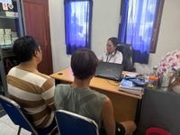 Ngaku Polisi dan Buat Ribut, Dua Orang Diamankan Ternyata Positif Konsumsi Narkoba Kedua orang yang membuat gaduh di perbatasan Desa Tampekan dan Sidatapa saat dilakukan tes urine. Sumber Foto : Istimewa