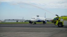 Bandara I Gusti Ngurah Rai Perkuat Konektivitas, Sepanjang 2025 Tambah 14 Rute Baru Seremoni Water Salute menyambut kedatangan pesawat IndiGo dari Mumbai, India.