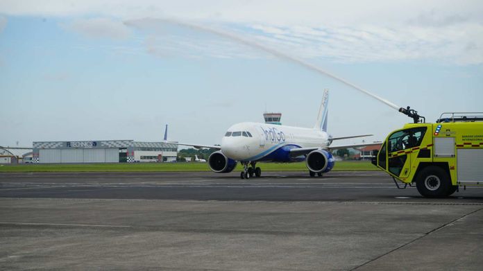 BaliPortalNews_ indigo Seremoni Water Salute menyambut kedatangan pesawat IndiGo dari Mumbai, India.