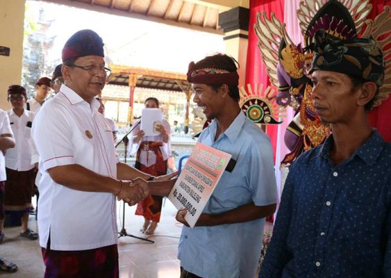Kunker Hari Pertama Bupati Buleleng Tinjau Pembangunan Jalan Kalibukbuk dan Ruang Kelas SMPN 8 Singaraja
