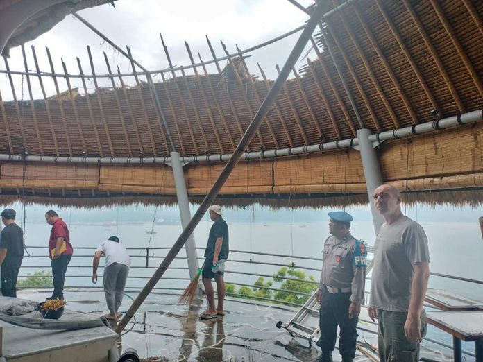 BaliPortalNews_ petir Petir Sambar Atap Restoran di Padangbai
