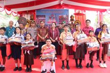 Bupati Sutjidra Bagikan Bantuan Seragam Sekolah dan Ingin Programnya Diperkuat dengan Perda Bantuan Seragam Sekolah