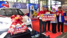JNE ‘Bergerak Bersama’ di HUT ke-35 siapkan 2 unit Mobil dan Promo HARBOKIR (Kiri-Kanan). Presiden Direktur JNE, Eri Palgunadi; SVP Marketing Group Head, M. Feriadi Soeprapto; Customer Loyalty Dept Head, Nadya Dharmawati Puteri; Media Communication Dept Head, Kurnia Nugraha dengan Hadiah Utama Mobil Listrik JLC Race 2025. Sumber Foto : Istimewa