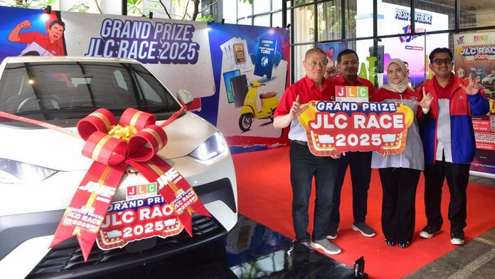 (Kiri-Kanan). Presiden Direktur JNE, Eri Palgunadi; SVP Marketing Group Head, M. Feriadi Soeprapto; Customer Loyalty Dept Head, Nadya Dharmawati Puteri; Media Communication Dept Head, Kurnia Nugraha dengan Hadiah Utama Mobil Listrik JLC Race 2025. Sumber Foto : Istimewa