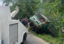 Ditabrak Truk, Mitsubishi Colt Jatuh ke Jurang di Apuan Jatuh ke Jurang