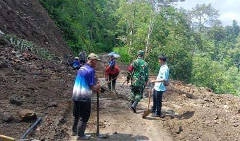 Longsor _Admin2 Akibat Hujan Deras, Jalan di Batu Gede Sempat Tertutup Beberapa Jam