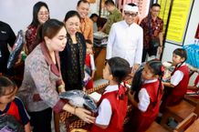 Wawali Arya Wibawa Kembali Serahkan Bantuan Tas dan Alat Tulis kepada Siswa SDN 2 Dangin Puri Terdampak Banjir Salurkan Bantuan