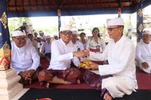 Wawali Arya Wibawa Hadiri Upacara Pemelaspasan di Pura Pesamuan Agung Sakenan Upacara Pemelaspasan
