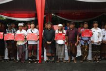 Wali Kota Jaya Negara Serahkan Bantuan Pasca Bencana Tahap II kepada 87 Warga Penerima Bantuan Sosial Pasca Bencana