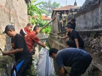Bupati Sutjidra Dorong Kesadaran Warga Jaga Sungai Lewat Aksi Bersih-Bersih Berkelanjutan Aksi Bersih-Bersih Berkelanjutan