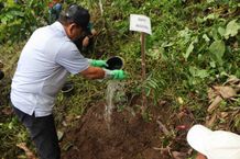 Perkuat Upaya Konservasi, Bupati Sutjidra Pimpin Penanaman Pohon di Desa Ambengan Penanaman Pohon