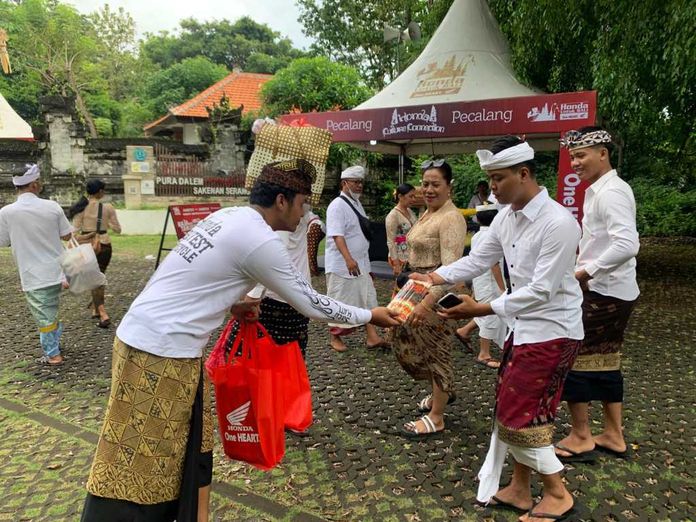 Astra Motor Bali Hadirkan Bale Pesandekan Honda dan Bagikan Dupa di Pura Sakenan